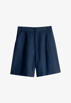 Mørkeblå shorts laget av lett stoff, med plissert front, to sidelommer og avslappet passform. Glatt tekstur og krageløs midje.