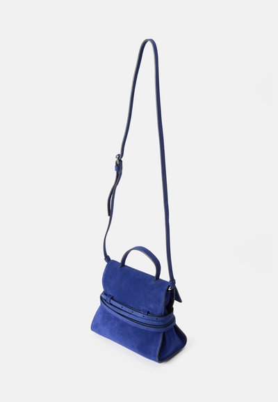 Borsa a mano in suede blu con una forma strutturata, manico superiore e tracolla regolabile. Presenta un scomparto con zip e una superficie testurizzata.