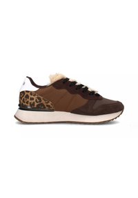 Zapatillas deportivas marrones con un upper texturizado, detalles de estampado de leopardo, cordones negros y una tapa de talón blanca. Suela ligera con un dibujo de patrón.