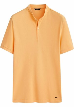 Koszulka polo z krótkim rękawem w jasnym pomarańczowym kolorze, z półguzikowym zapięciem, miękką tkaniną oraz zaokrąglonym dołem z małą metką akcentującą na dole.