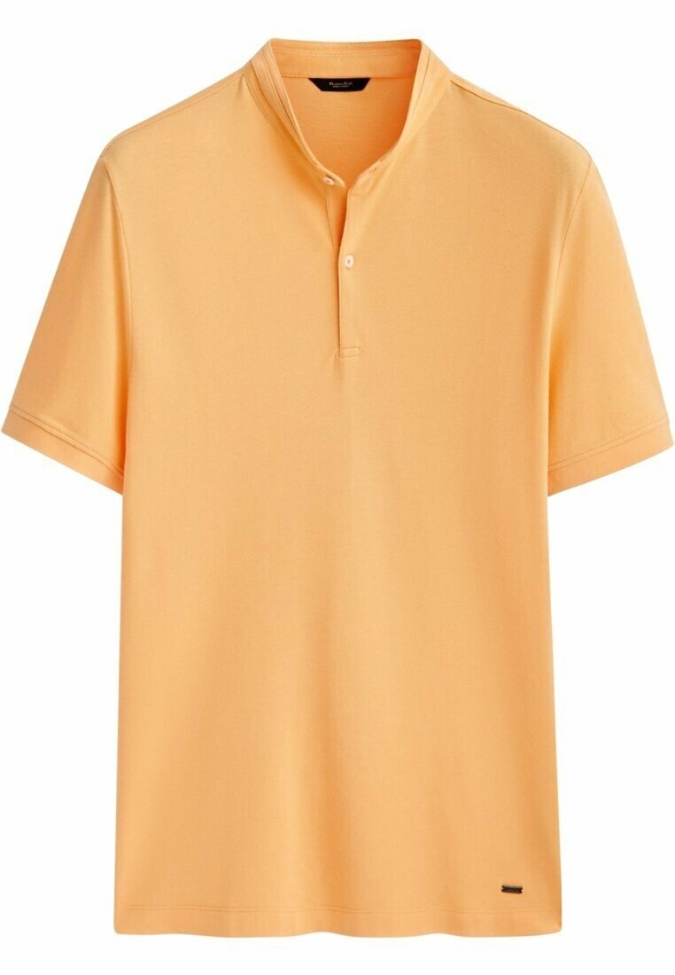 Kurzarm-Polohemd in hellem Orange, mit halber Button-Placket, weichem Stoff und abgerundetem Saum mit einem kleinen Akzentlabel am unteren Ende.