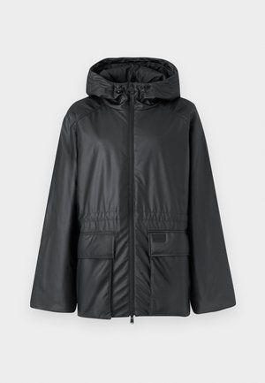 Jachetă neagră cu glugă, realizată dintr-un material neted, rezistent la apă. Are fermoar frontal, două buzunare mari și detalii adunate în talie.