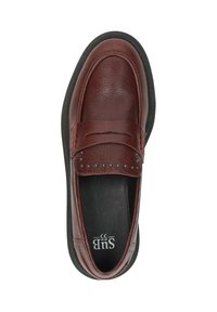 Bruine leren loafers met een gestructureerde afwerking, voorzien van een gestikte band en studs, vlakke zwarte rubberen zool en een glad interieur.