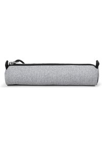 Estuche de lápices de tela gris con forma cilíndrica, con una cremallera negra, superficie texturizada y un bucle para sujeción.