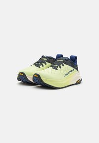 Světlé žluté běžecké boty s tmavě modrými akcenty, texturovaný svršek, prodyšná síťovina a Vibram podešev pro trakci. Branding Altra po straně.