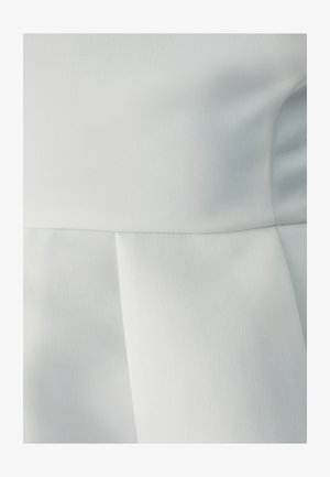 Bela obleka z gladko teksturo, ki ima subtilne nabore in strukturiran dizajn. Tkanina ima rahlo sijoč videz in obleko s prilagojenim silhuetom.