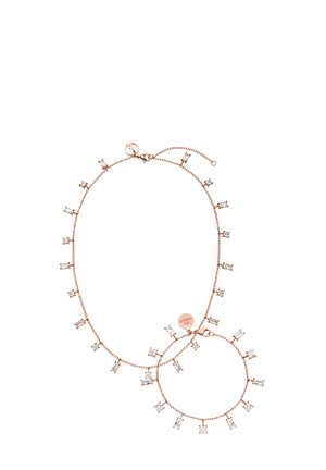 Zartes roségoldfarbenes Halsketten- und Armbandset mit rechteckigen und quadratischen klaren Kristallanhängern, die gleichmäßig auf feinen Ketten angeordnet sind.