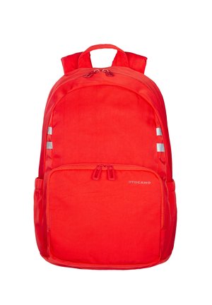 Zaino rosso con una texture liscia, dotato di doppi cerniere, strisce riflettenti e una tasca frontale. Il logo del marchio è visibile nella parte inferiore.