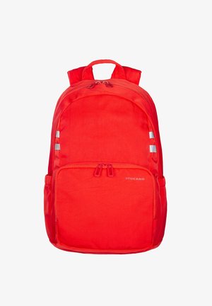 Rode rugzak met een gladde textuur, voorzien van dubbele ritssluitingen, reflecterende strepen en een voorvak. Het merklogo is zichtbaar op het onderste gedeelte.