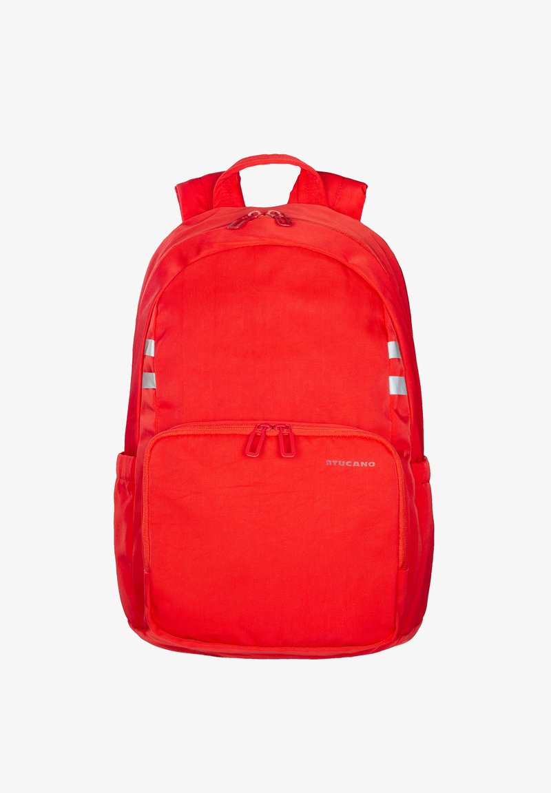 Zaino rosso con una texture liscia, dotato di doppi cerniere, strisce riflettenti e una tasca frontale. Il logo del marchio è visibile nella parte inferiore.