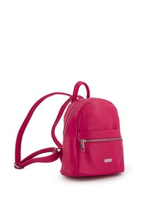 Sac à dos en cuir fuchsia de forme arrondie, avec une poche zippée à l'avant et des bretelles réglables. Surface texturée avec des accents en métal argenté.