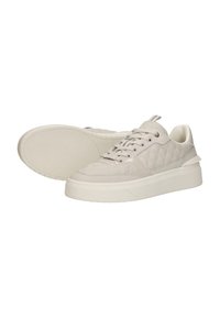 Lichtbeige sneakers van gewatteerd leer, met een ronde neus, vetersluiting en een dikke, gestructureerde witte zool.