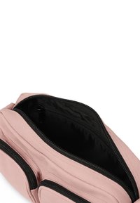 Borsa rosa con una cerniera aperta, che rivela un interno nero. La borsa presenta tasche aggiuntive sul davanti.