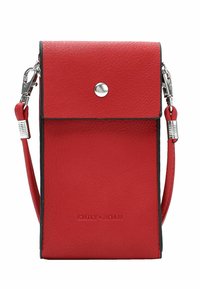 Rote Leder-Telefontasche mit Klappverschluss, silbernem Druckknopf und abnehmbarem Trageriemen. Mit geprägtem Branding und strukturiertem Oberflächenfinish.
