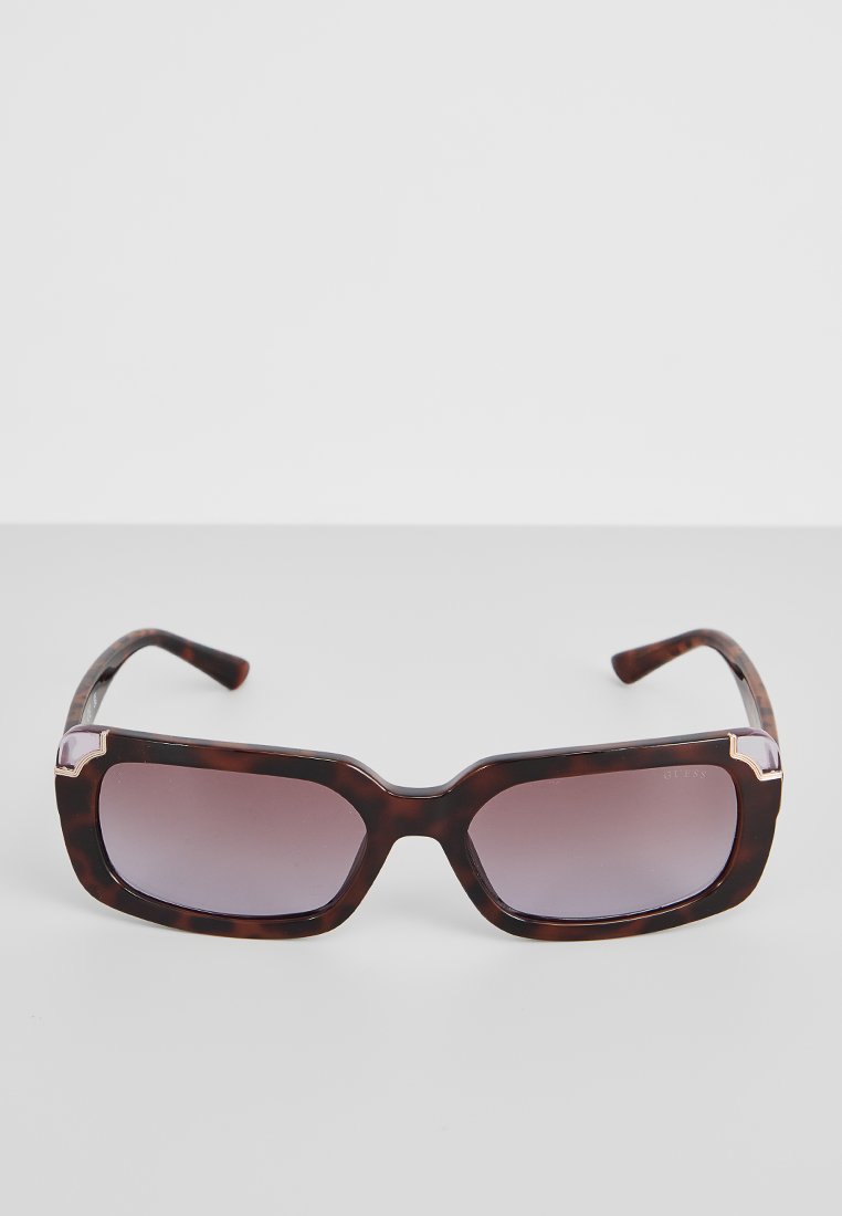 Rechteckige Schildkrötensonnenbrille mit einem Verlaufsdesign der dunklen Gläser und goldenen dekorativen Akzenten an den Ecken.