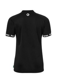 Zwarte kortemouwenshirt met een polo-kraag. Beschikt over witte "Kempa" branding op de mouwen en rug. Gladde textuur, atletische pasvorm.