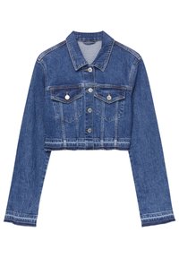 Chaqueta de mezclilla recortada en azul medio, con mangas largas, cierre frontal con botones, dos bolsillos en el pecho y detalles de costura en contraste.