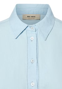 Hellblaues Denim-Hemd mit Kragen, Knopfleiste und kontrastierenden weißen Nähten. Es hat vier Knöpfe und eine weiche Textur.