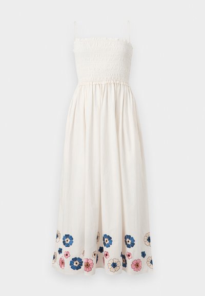 Robe blanche sans manches avec corsage smocké et broderie florale en bleu, rose et beige le long de l'ourlet.