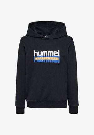 Zwarte hoodie met een trekkoord. De voorkant heeft een meerkleurig "hummel SPORTSWEAR" logo in wit, blauw en oranje. Zachte stofstructuur.