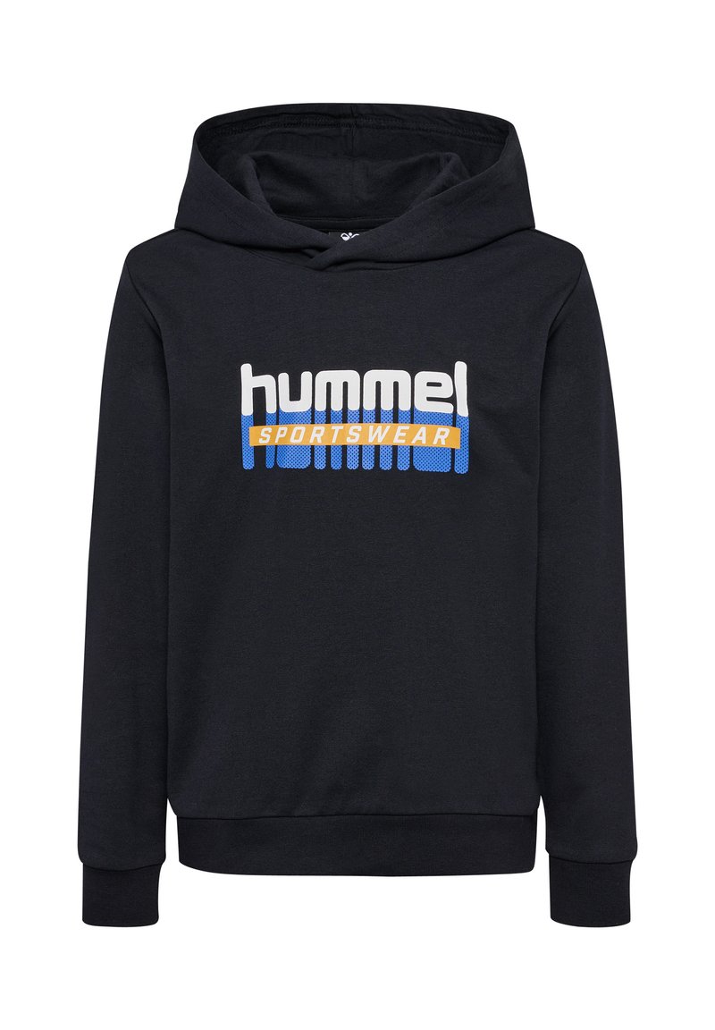 Schwarzer Kapuzenpullover mit Kordelzug. Die Vorderseite zeigt ein mehrfarbiges „hummel SPORTSWEAR“-Logo in Weiß, Blau und Orange. Weicher Stoff.