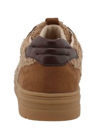 Ruskea sneaker, jossa on teksturoitu kankainen päällinen, nupukkiyksityiskohtia ja ruskea sileä nahkapoimutus. Varustettu pehmeällä pohjalla mukavuutta varten.