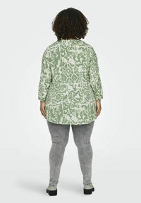 ONLY Carmakoma Camicetta - hedge green