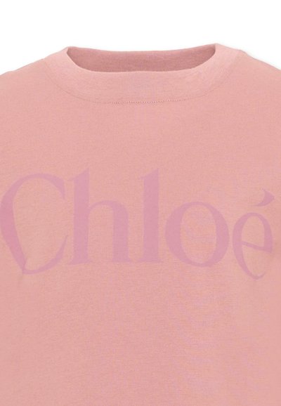 Maglione rosa chiaro a girocollo con il nome del marchio "Chloé" stampato in rosa leggermente più scuro sul petto.