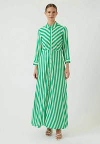 Zelena in bela črtasta maksi obleka, z gumbi spredaj, ovratnikom, dolgimi rokavi, iz lahkotnega materiala, s pokončnimi črtami za poenoten videz.