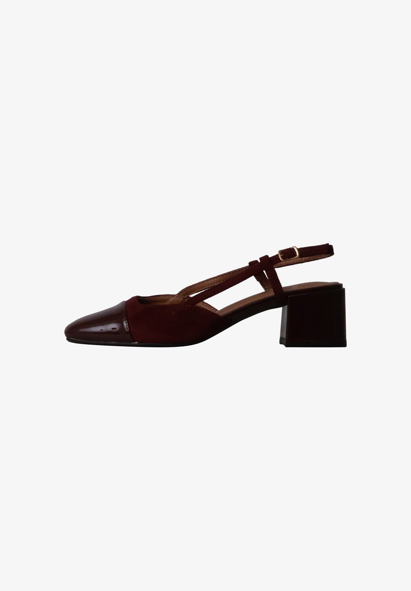 Chaussure slingback en cuir marron avec talon bloc et bout pointu, dotée de deux fines brides et d'une fermeture à boucle.