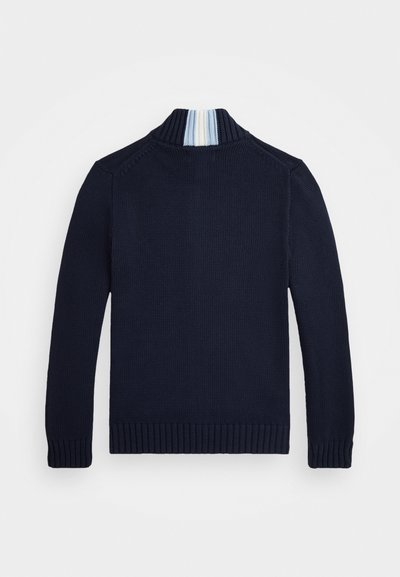 Marineblau gestrickter Pullover mit hohem Kragen, der eine hellblaue und weiße Streifenakzentuierung aufweist. Rippbündchen und -saum für zusätzlichen Textur.