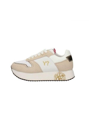 Sneaker beige e bianco con tomaia in suede e mesh, dotata di un logo dorato, suola testurizzata e un'inserto colorato sul tallone.