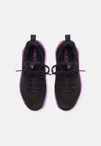 Czarne buty sportowe z purpurowymi akcentami. Siateczkowa cholewka, okrągły nosek, płaski system sznurowania. Posiadają wyściełane wnętrze i pętlę na pięcie.
