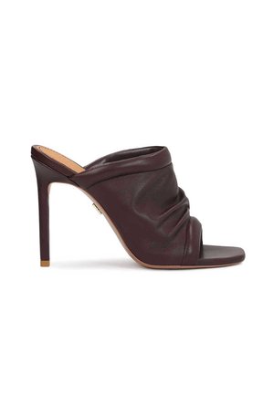 Burgunderfarbene Leder-Peeptoes mit einem Raffungdesign, offener Zehenpartie und schlankem Stiletto-Absatz. Glatte Textur und minimalistischer Stil.