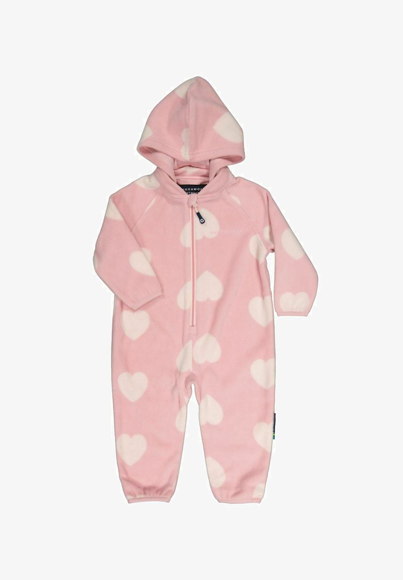 Combinaison en polaire rose avec capuche, arborant de grands motifs en forme de cœur blancs. Fermeture éclair à l'avant et poignets élastiques aux manches et aux chevilles.