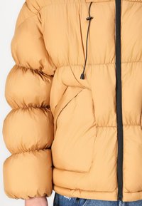 LOW LIGHTS STUDIOS® VELA PUFFER JACKET UNISEX - Žieminė striukė - cork