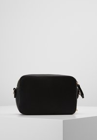 Černá kožená kabelka obdélníkového tvaru, texturovaný povrch, zlaté kovové akcenty a zipový uzávěr na vrcholu.