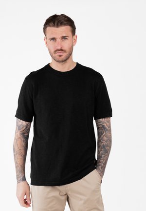 - T-shirt basic