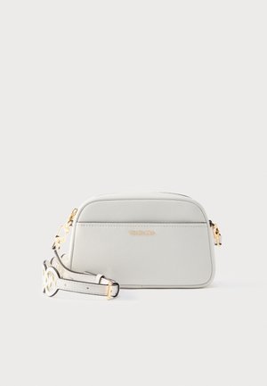 Sac bandoulière en cuir blanc avec ferrures dorées et sangle réglable, avec un logo de marque discret sur la poche avant.