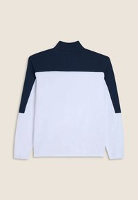 Camisa de manga larga con cuello, que presenta una sección superior en azul marino y una mitad inferior blanca. Confeccionada con tela suave y puños planos.