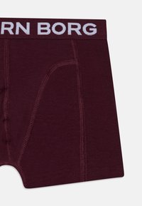 Bordo bokserice izrađene od mekog materijala, sa belim elastičnim pojasom na kojem je natpis "BORG" i ravnim šavovima za dodatnu udobnost.