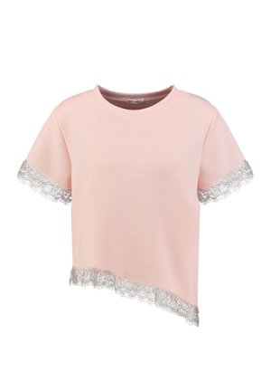 Chemise rose clair à manches courtes avec encolure arrondie, bordure en dentelle argentée sur les manches et ourlet asymétrique.
