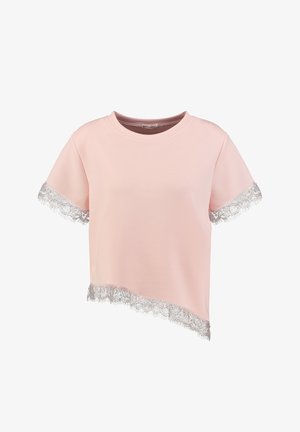 Camicia rosa chiaro a maniche corte con scollo tondo, rifinitura in pizzo argentato sulle maniche e orlo asimmetrico.
