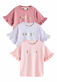 Kolm lühikeste varrukatega T-särki roosas, lavendli- ja helesinises värvitoonis. Igal on volangi varrukad ja kuldne "BAKER" logo ees.