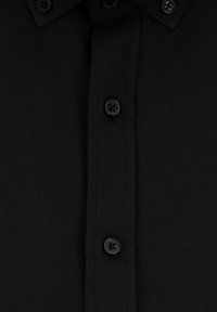 Zwarte button-up shirt met een gestructureerde stof, twee zwarte knopen bij de kraag en rechte naden zonder patronen of accenten.