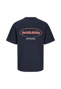 Navyblaues Baumwoll-T-Shirt mit kurzen Ärmeln, das ein großes pinkfarbenes "Jack & Jones"-Logo und Text auf dem Rücken zeigt, runder Ausschnitt.