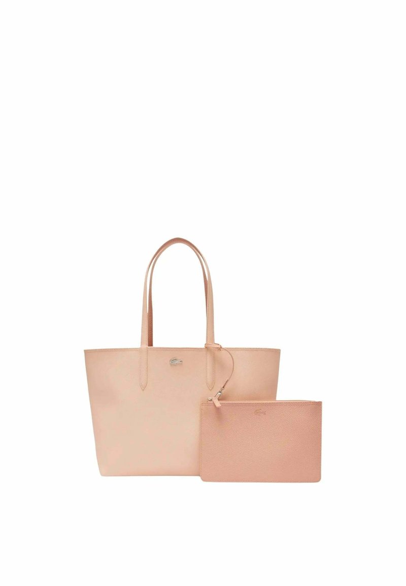 Borsa tote in pelle rosa con due manici, caratterizzata da una texture sottile e un accento con logo metallico. Include una pochette con zip coordinata.