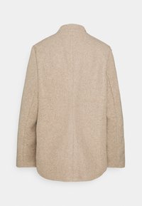 Abrigo de lana beige con un diseño sencillo y entallado, que presenta un cuello mandarín y un corte recto, visto desde la parte trasera. Acabado texturizado.