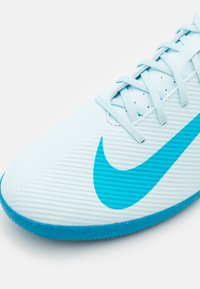 Nike Performance MERCURIAL VAPOR 16 CLUB IC - Botines de fútbol sala - glacier blue/black