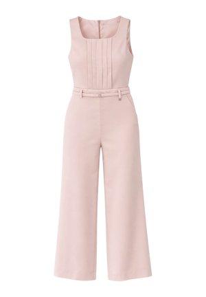 Tuta senza maniche color rosa pallido con corpetto plissettato, cintura abbinata, gambe larghe e chiusura a cerniera sul retro.